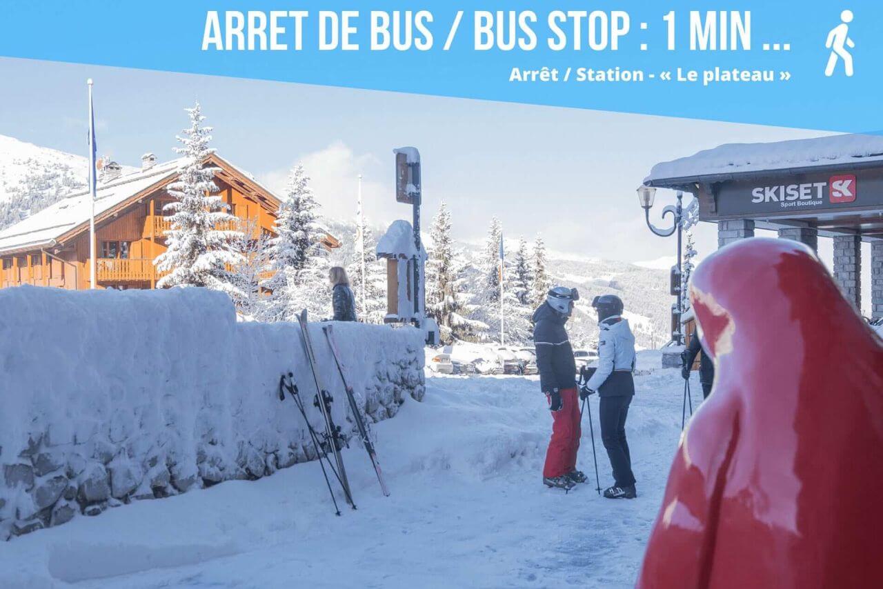 L'arrêt de bus en bas de l'immeuble